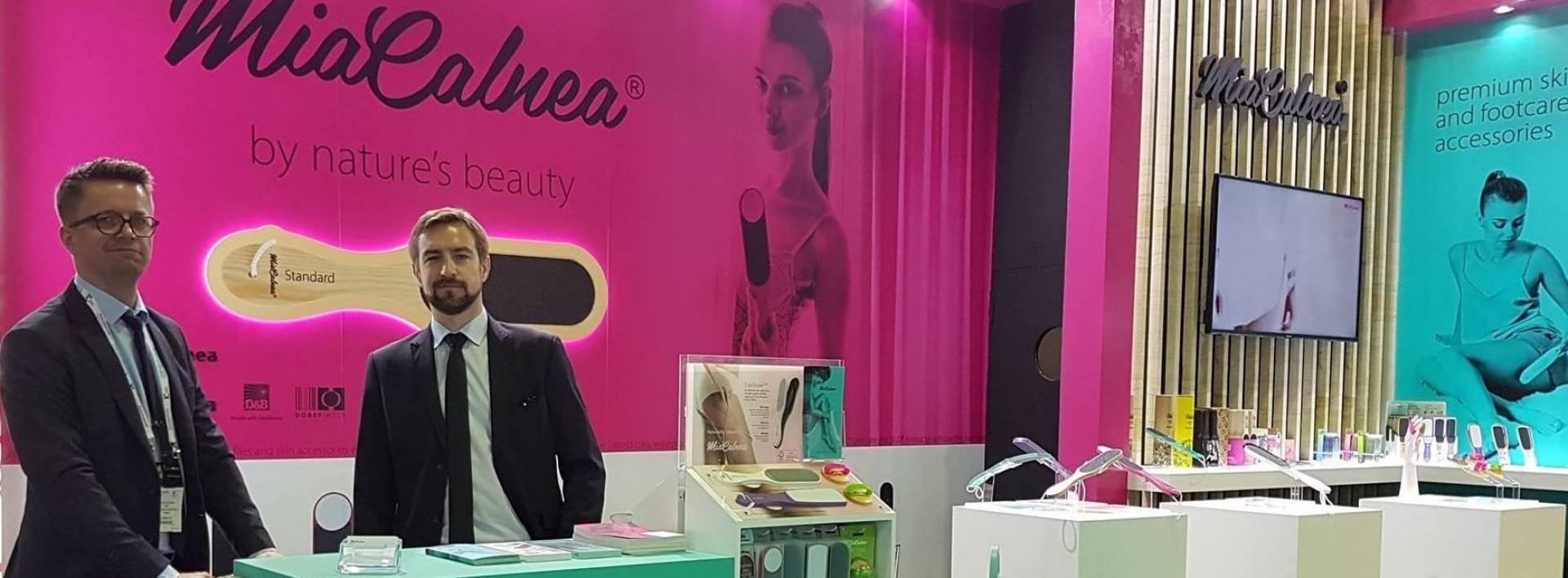 Mia Calnea z podpisaną umową przedstawicielską podczas Beautyworld Middle East